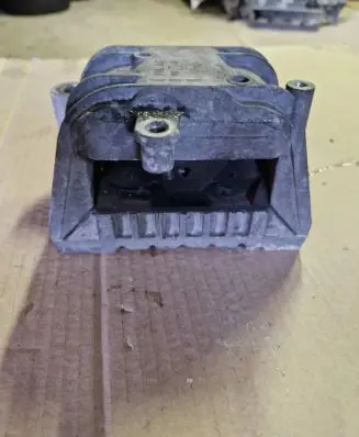 Volkswagen PASSAT B6 Engine mount bracket 1K0199262