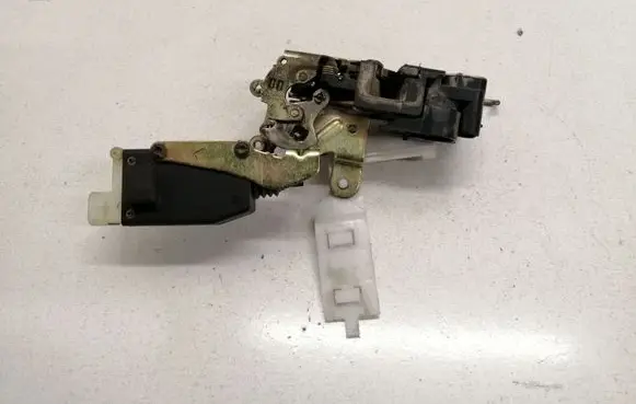Opel Sintra Front door lock 605328