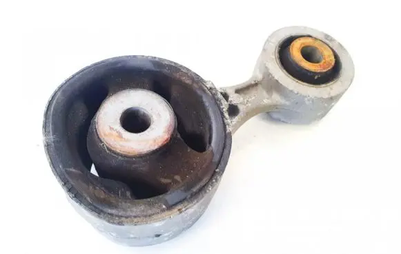 Honda CR-V Engine mount bracket