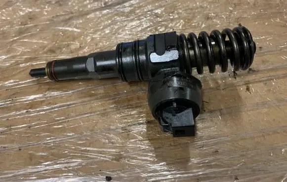 Volkswagen PASSAT B6 Fuel injector 038130073AG