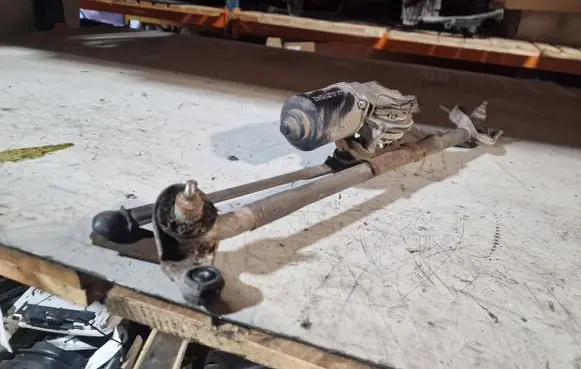 Mitsubishi Outlander Front wiper linkage and motor MN126542