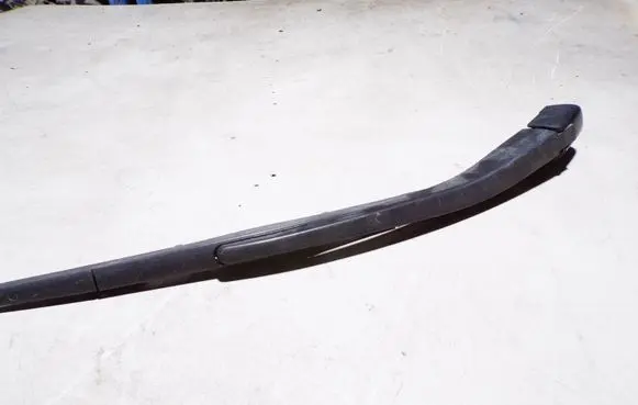Front wiper blade arm