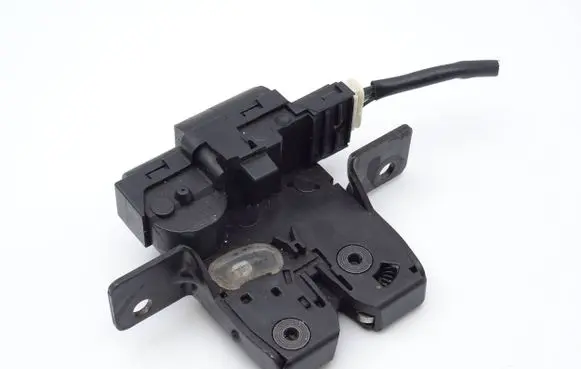 Renault Clio III Tailgate/trunk/boot lock/catch/latch 8200947699