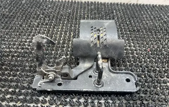 Audi TT TTS Mk2 Engine bonnet/hood lock/latch loop/hook 8J0823480C
