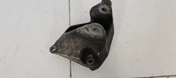 Nissan Qashqai Engine mounting bracket F6043000