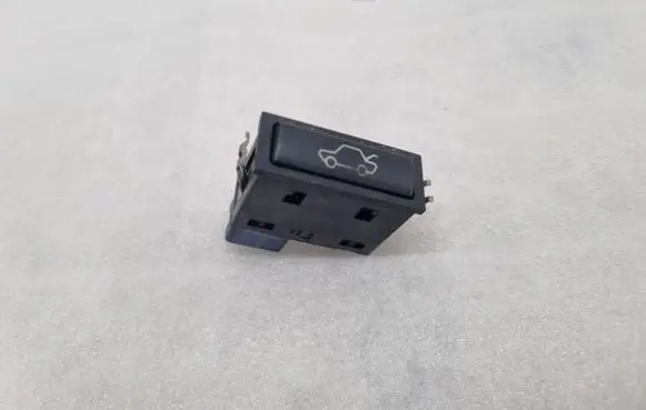 BMW 5 E39 Tailgate opening switch 8365579 61318365579 03052500
