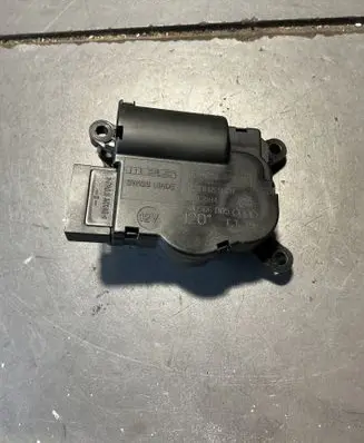 Audi Q7 4L Air flap motor/actuator 52411483R04 300506D05 3093694
