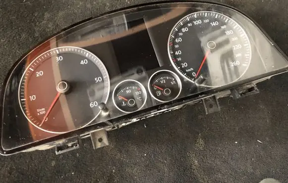 Volkswagen Touran I Speedometer (instrument cluster)