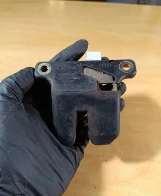 Audi A4 S4 B5 8D Tailgate/trunk/boot lock/catch/latch 8D5827505