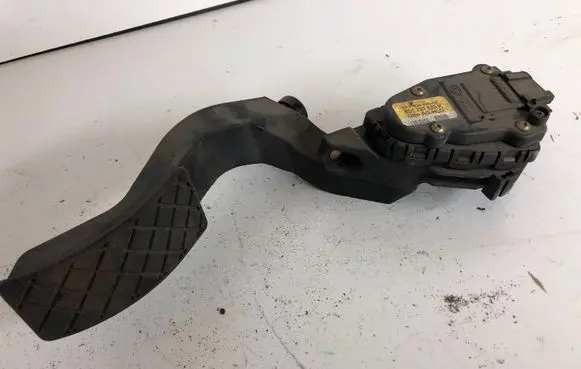 Volkswagen PASSAT B5 Accelerator throttle pedal 8D1723523H