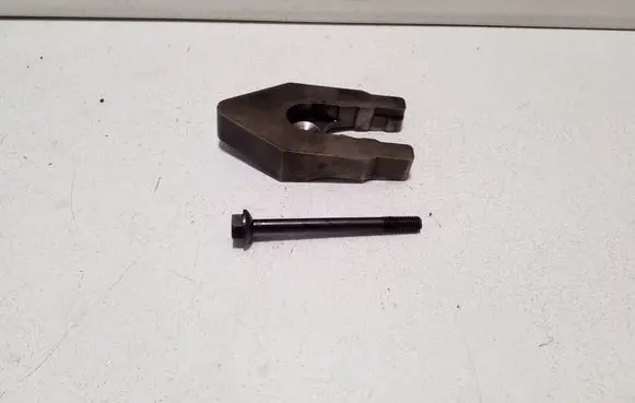 Nissan Pathfinder R51 Fuel Injector clamp holder 