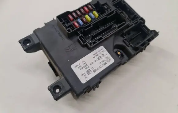 Fiat Grande Punto Fuse module 00517817580 28050016 02160585