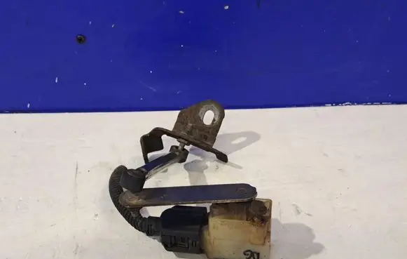 Maserati Ghibli Rear air suspension level height sensor 89089804