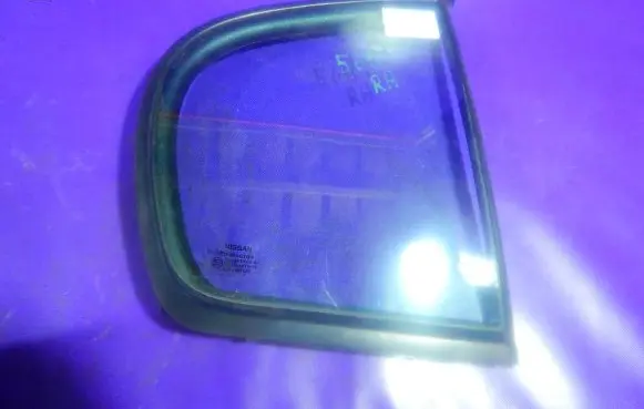 Nissan Almera Tino Front door window glass four-door