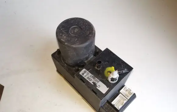 Audi A3 S3 8L Central locking vacuum pump 8L0862257D