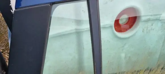 Rear vent window glass