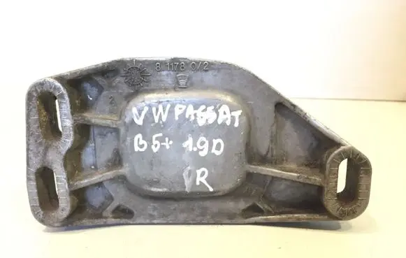 Volkswagen PASSAT B5.5 Engine mounting bracket 8D0199335Q