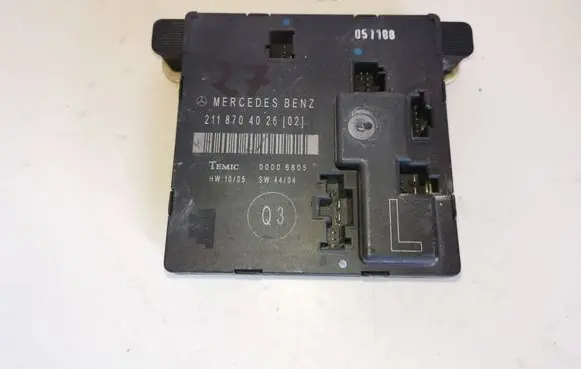 Mercedes-Benz E W211 Door control unit/module 2118704026