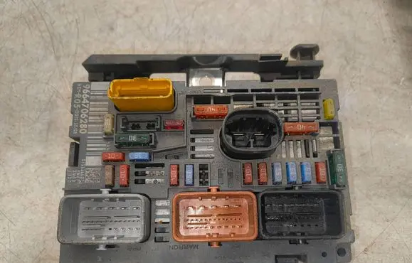 Citroen C4 I Fuse module 9664706280
