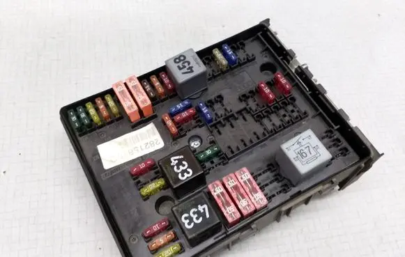 Volkswagen Golf V Fuse module 1K0937124K
