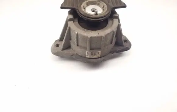 Mercedes-Benz C W204 Engine mount bracket A2042404217