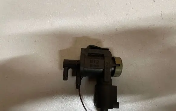 Volkswagen PASSAT B6 Vacuum valve 1J0906283C