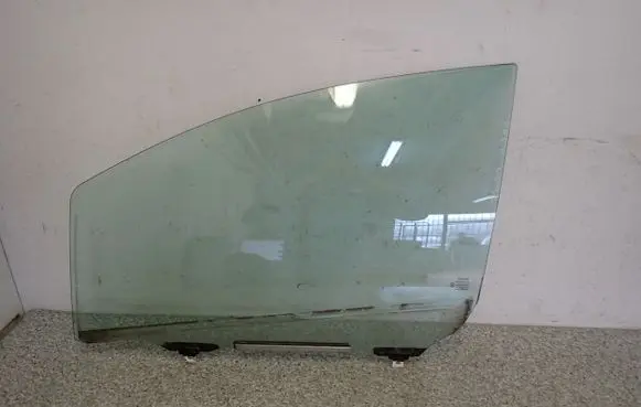 Toyota Yaris Sliding door window/glass P95DYARIS