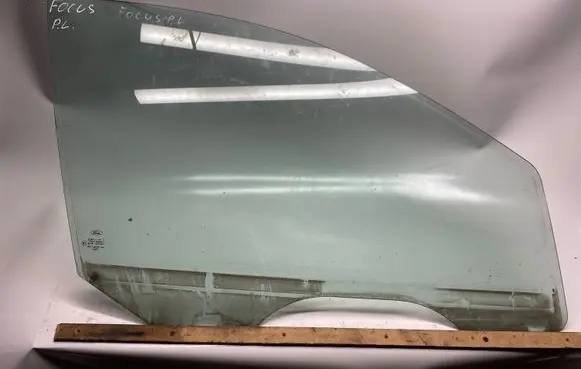 Ford Focus Front door window glass four-door 43R001057