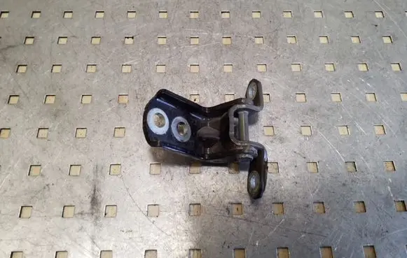 Nissan Qashqai+2 Rear door lower hinge