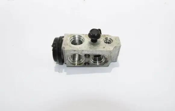 KIA Carens II Air conditioning (A/C) expansion valve T416230621