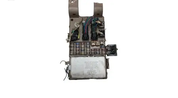 Toyota Corolla E120 E130 Fuse module 8264102050 MB2323008511