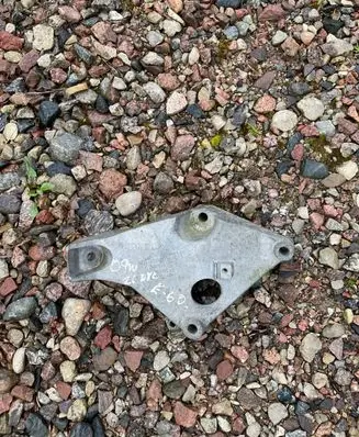 BMW 5 E60 E61 Engine mounting bracket 6775041