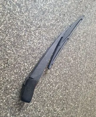 Nissan Leaf I (ZE0) Rear wiper blade arm