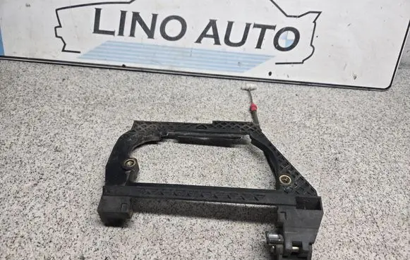 BMW 5 E39 Front door exterior handle/bracket 51228236646