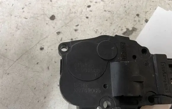 Audi A4 S4 B8 8K Air flap motor/actuator 13092008 EFB330