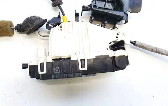 Mercedes-Benz C AMG W204 Front door lock a2047232808