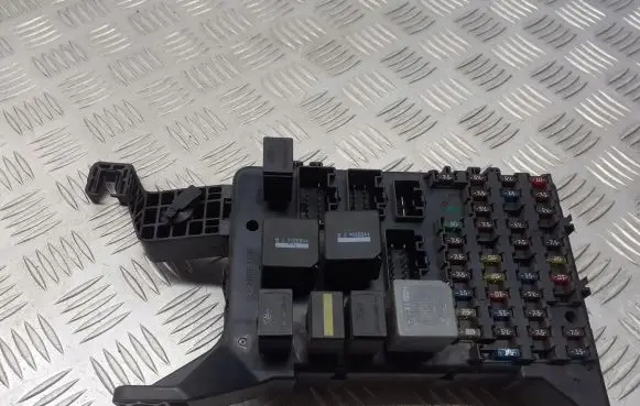 Ford Mondeo Mk III Fuse box cover 4S7T-14A073-AA