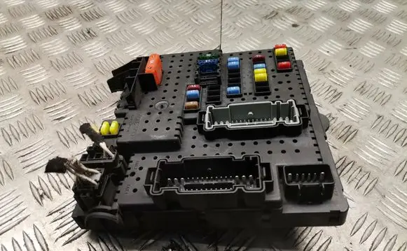 Volvo XC90 Fuse module 28242073