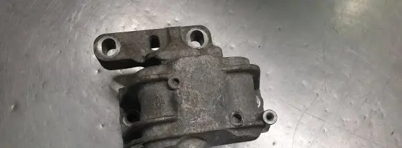 Volkswagen PASSAT B6 Engine mount bracket 3618372