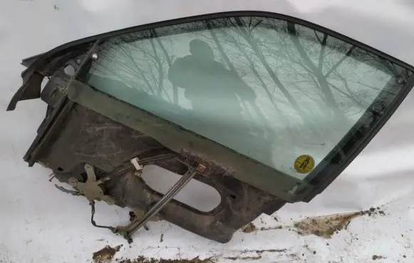 Audi A6 S6 C4 4A Front door window/glass frame 