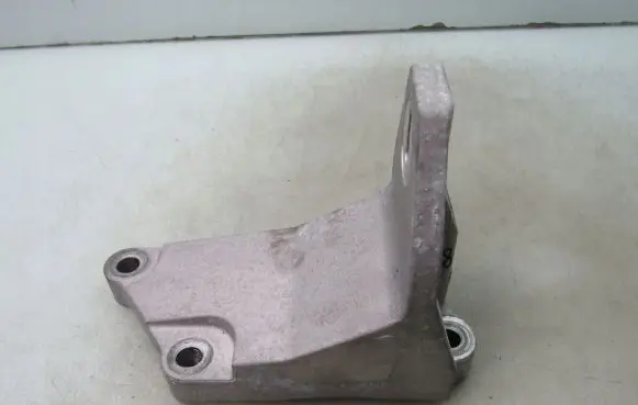 Nissan Leaf II (ZE1) Engine mounting bracket