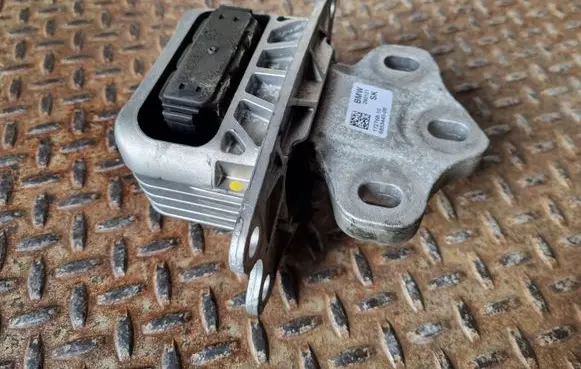 BMW 1 F40 Gearbox mount 6853445