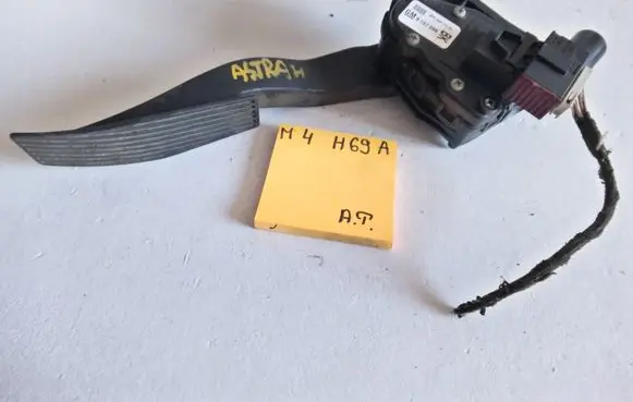 Opel Astra H Accelerator throttle pedal 1212123