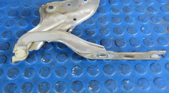 Skoda Fabia Mk3 (NJ) Engine bonnet/hood hinges CART6V0823302 6V0823302
