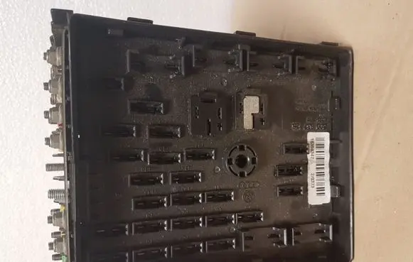 Volkswagen PASSAT B6 Fuse module 3C0937125