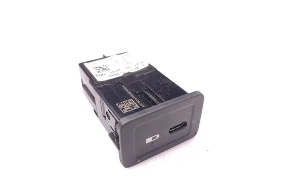 Mercedes-Benz Sprinter W907 W910 USB socket connector A2478200401 007383