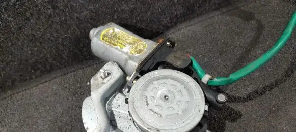 KIA Carens I Front door window regulator motor