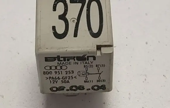 Volkswagen PASSAT B5.5 Other relay 8D0951253