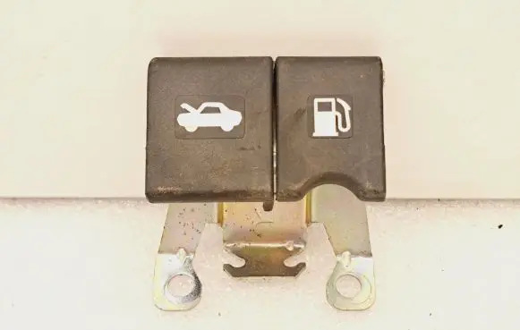 Nissan Qashqai Fuel tank opening switch 