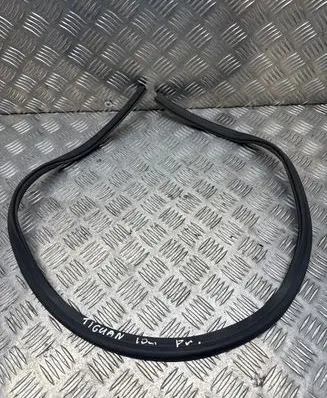 Volkswagen Tiguan Engine compartment rubber 5n0823723 8609809000 8608808882